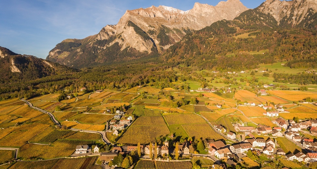 Maienfeld in der Bündner Herrschaft mit dem majestätischen Falknis im Hintergrund.