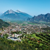 Umgeben von Bergen liegt der bekannte Wellnessort Bad Ragaz.