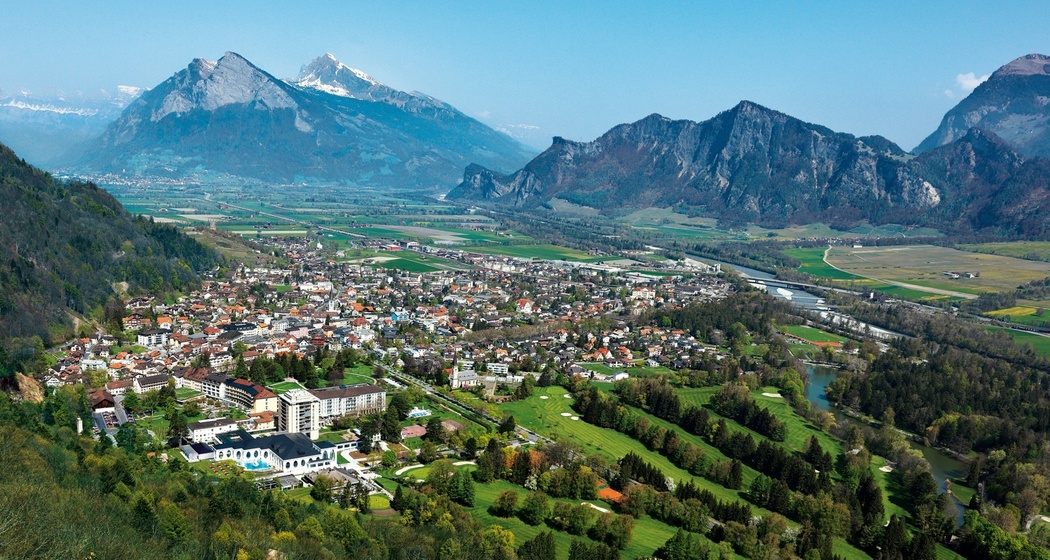 Umgeben von Bergen liegt der bekannte Wellnessort Bad Ragaz.
