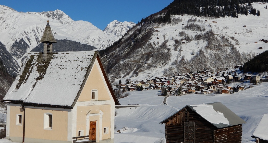 Pali mit Blick auf Curaglia