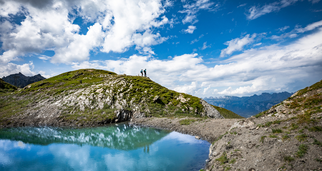 Wolken spiegeln sich im Wangsersee