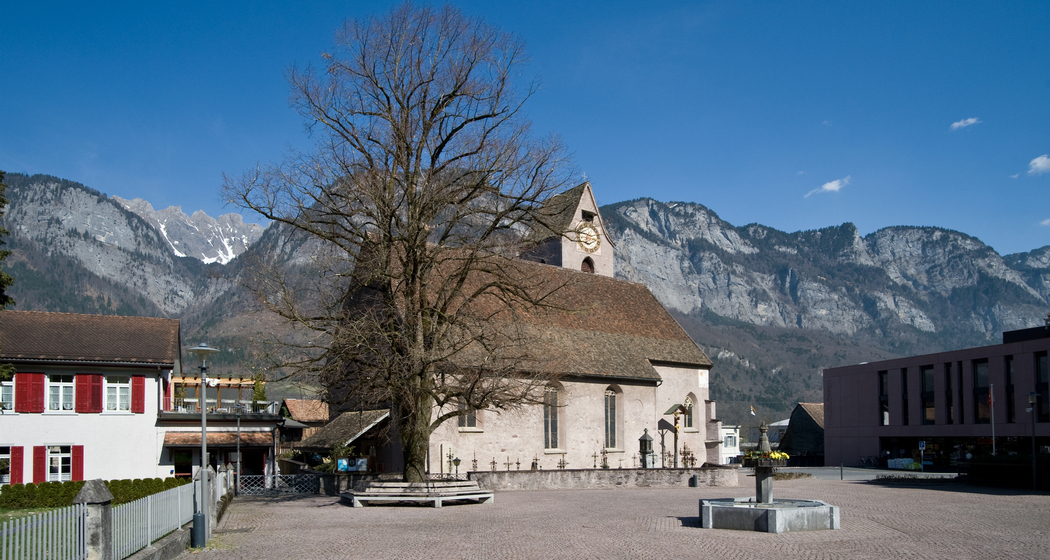 Kirche mit Kirchplatz und Linde