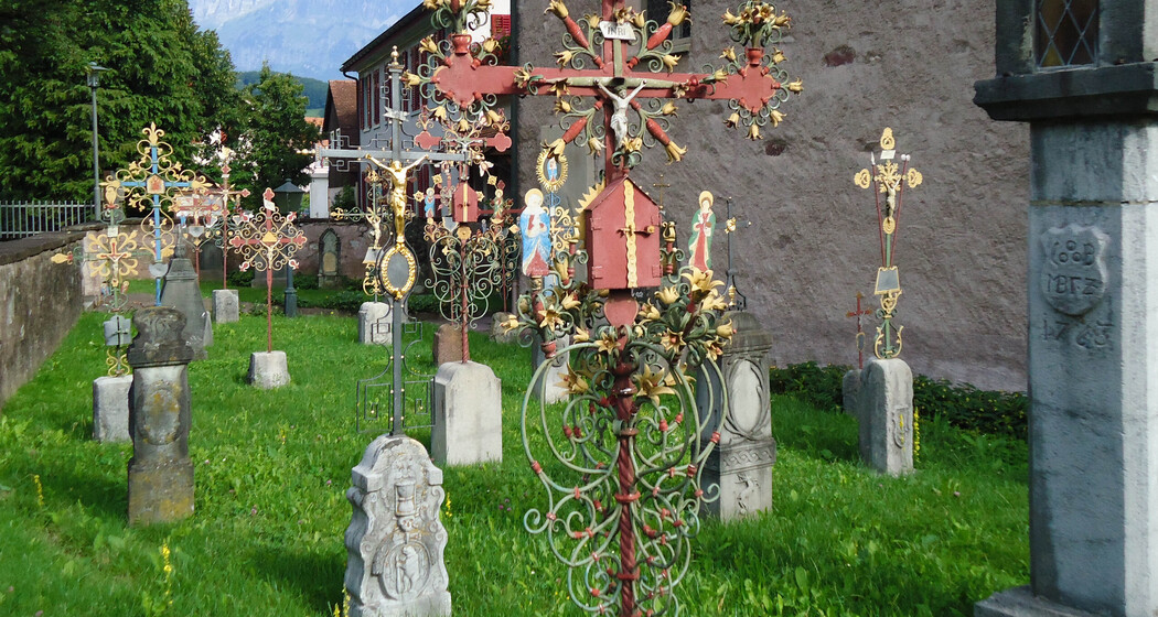 Friedhof mit eindrücklichen Grabkreuzen