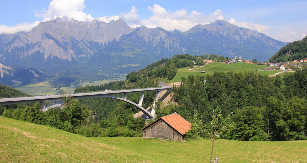 Blick auf die Taminabrücke und Pfäfers