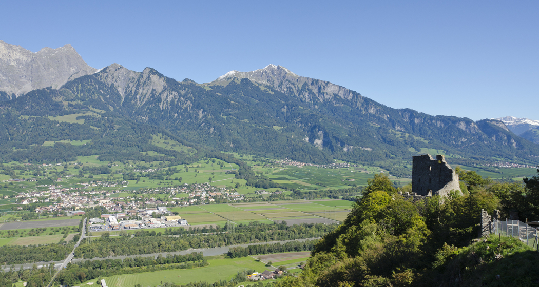 Burgruine Wartenstein mit Blick auf Maienfeld