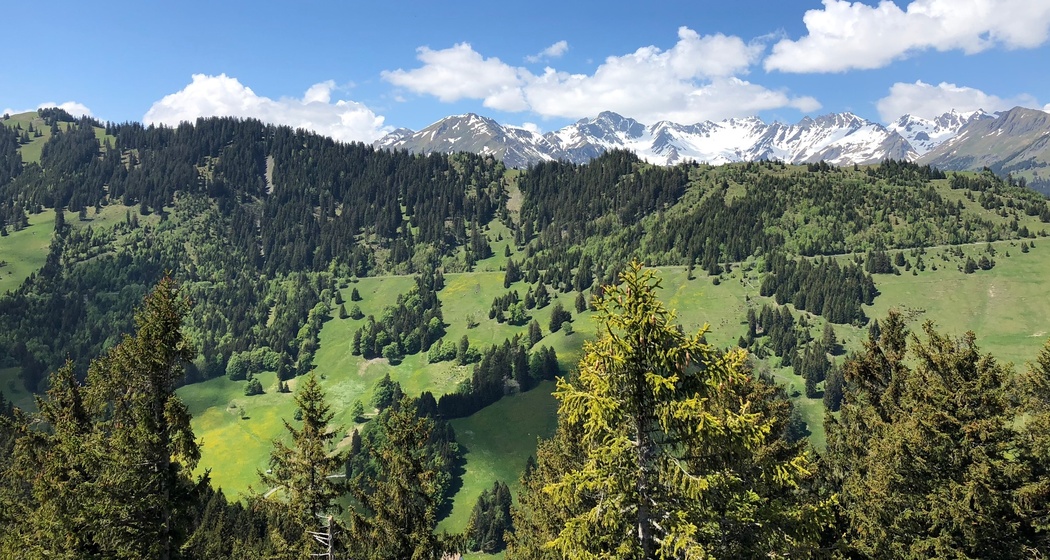 Blick auf die gigantische Berglandschaft