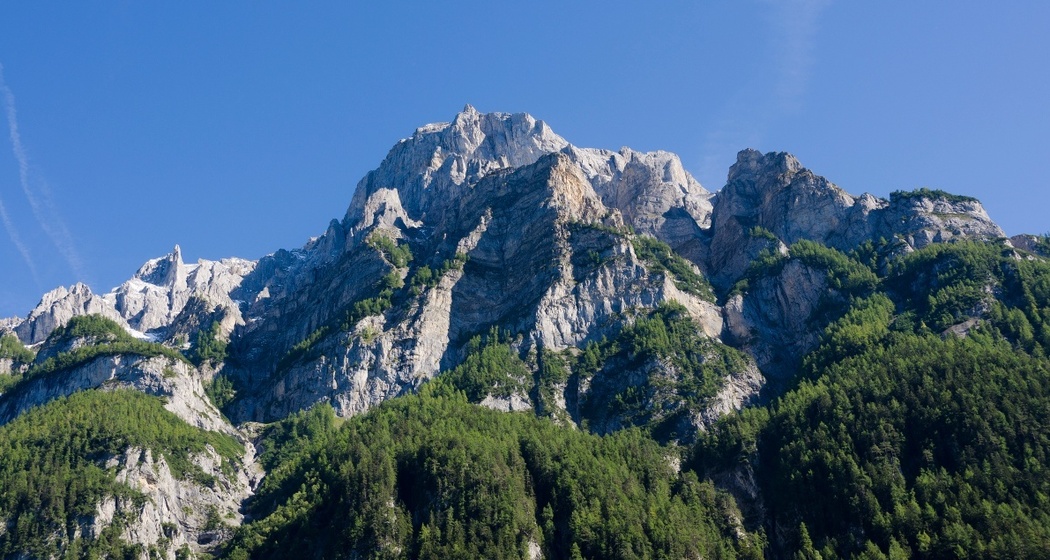 Blick von Vättis hoch zum Calanda