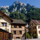 Villaggio di Vättis con Calanda sullo sfondo