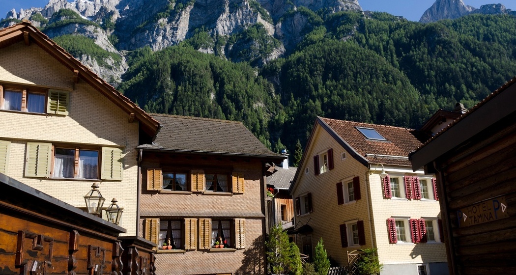 Dorf Vättis mit dem Calanda im Hintergrund