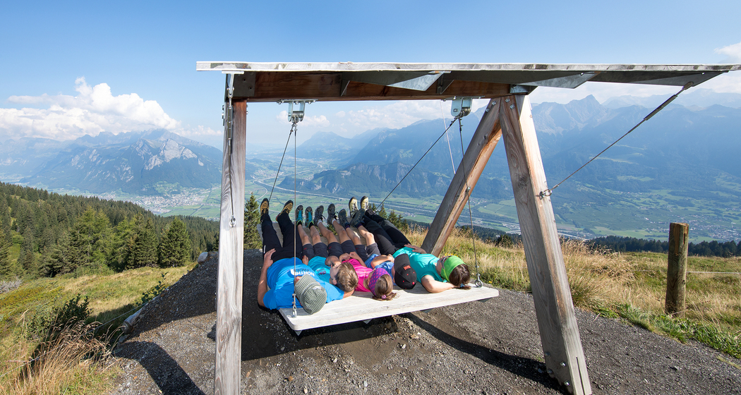 Entpsannen auf der Schaukel beim Heidipfad