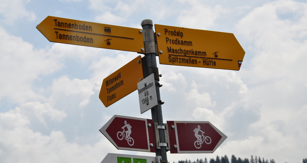 Wegweiser auf der Tannenbodenalp