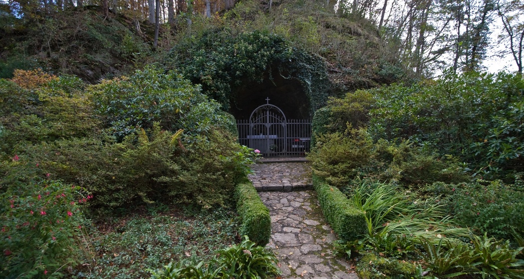 Eingang zur Lourdes-Grotte bei Berschis