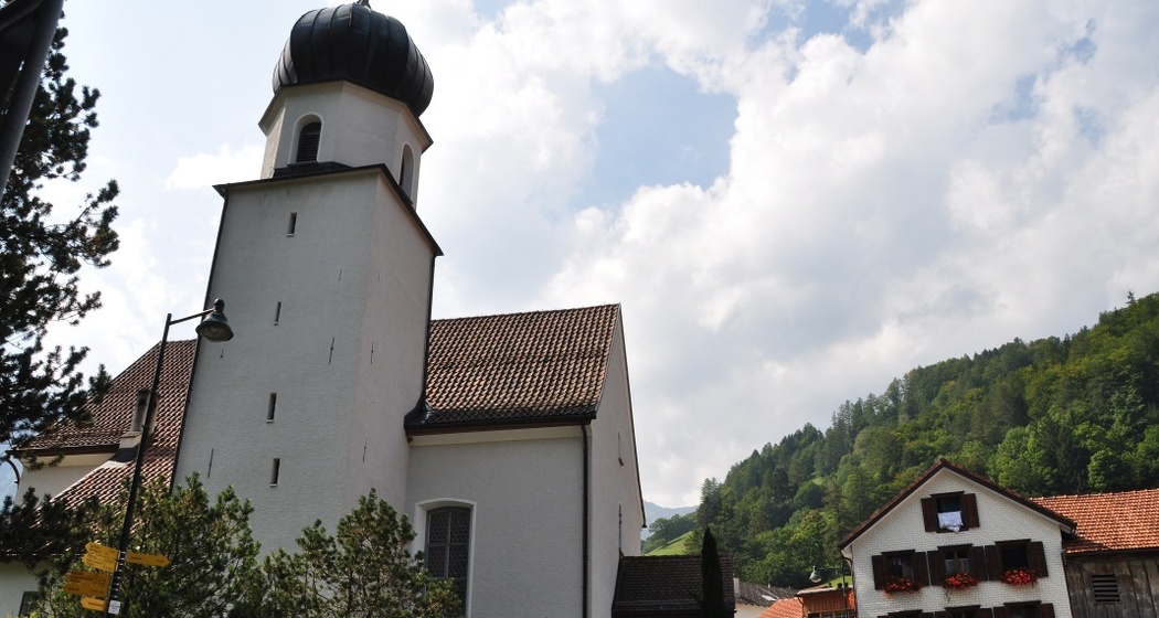 Mitten durch das idyllische Dörfchen Valens