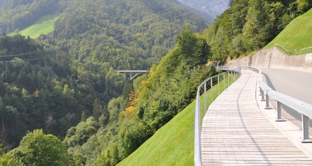 Auf dem Holzgehsteig in Richtung Tschennerbrüc