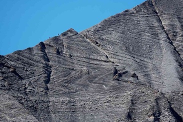 Plis visibles sur le versant est du Piz Segnas