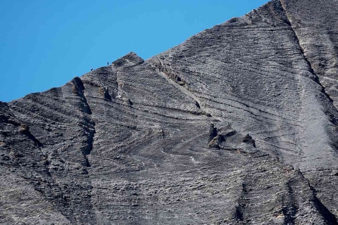 Sichtbare Falten auf der Ostseite des Piz Segnas