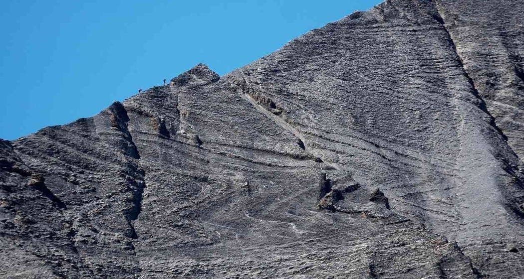 Sichtbare Falten auf der Ostseite des Piz Segnas