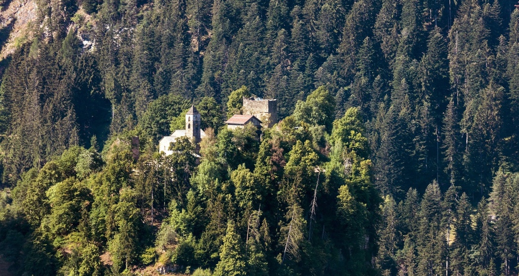 Burganlage Hohen Rätien im Sommer