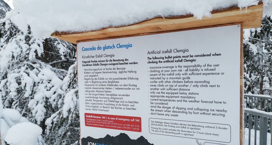 Eisklettern am Eisfall Clemgia bei Scuol im Engadin, Schweiz.