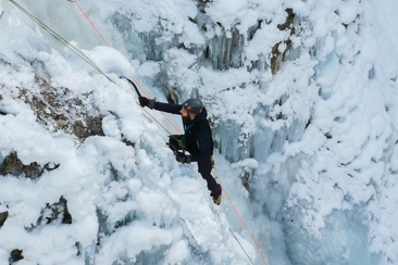 Eisklettern am Eisfall Clemgia bei Scuol im Engadin, Schweiz.