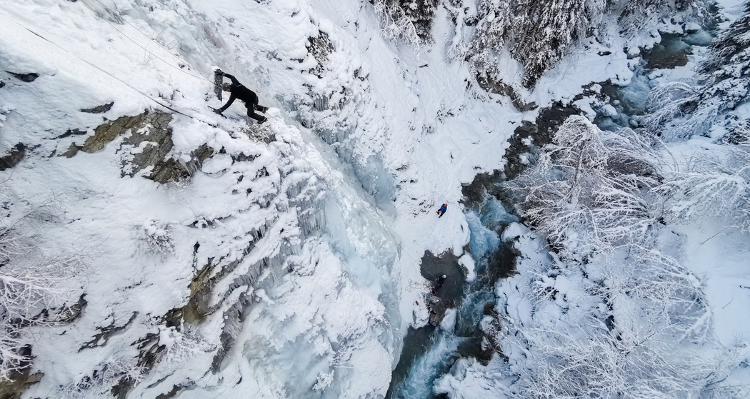 Eisklettern am Eisfall Clemgia bei Scuol im Engadin, Schweiz.