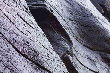 Pareti rocciose levigate ad arte lungo il sentiero escursionistico nella valle di Murg