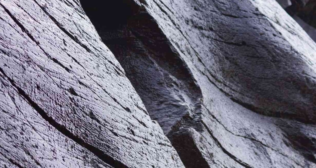 Kunstvoll geschliffene Felswände entlang des Wanderewegs im Murgtal