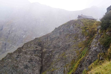 Parete rocciosa piegata sotto il rifugio Sardona