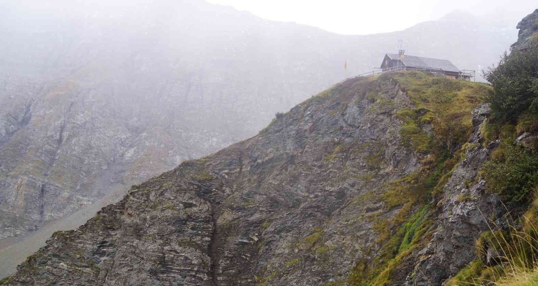Gefaltete Felswand unterhalb der Sardonahütte