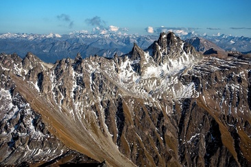 Le cime del Pizol, al di sotto delle quali si può vedere la spinta principale di Glarona.
