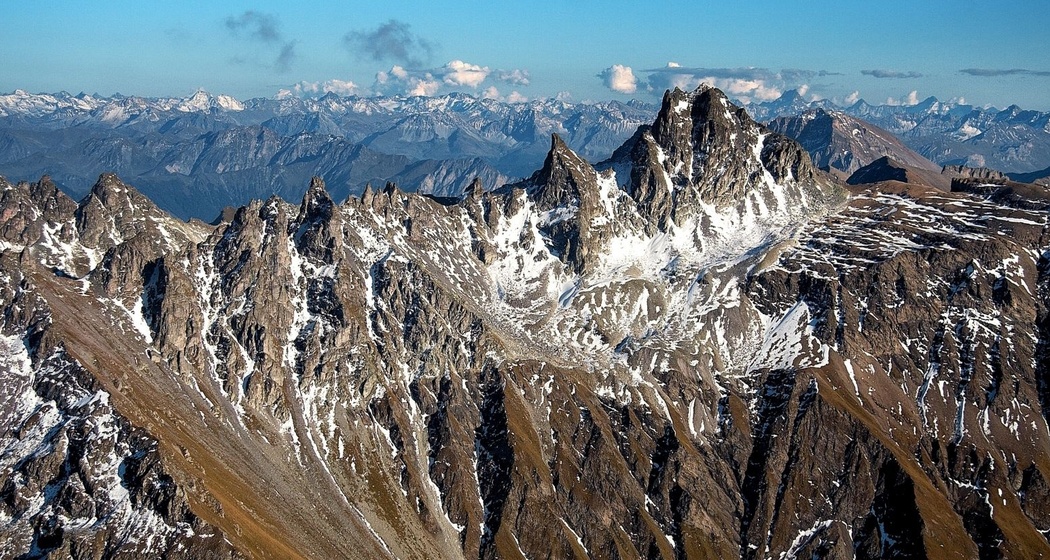 Die Gipfel des Pizols, darunter ist die Glarner Hauptüberschiebung erkennbar.