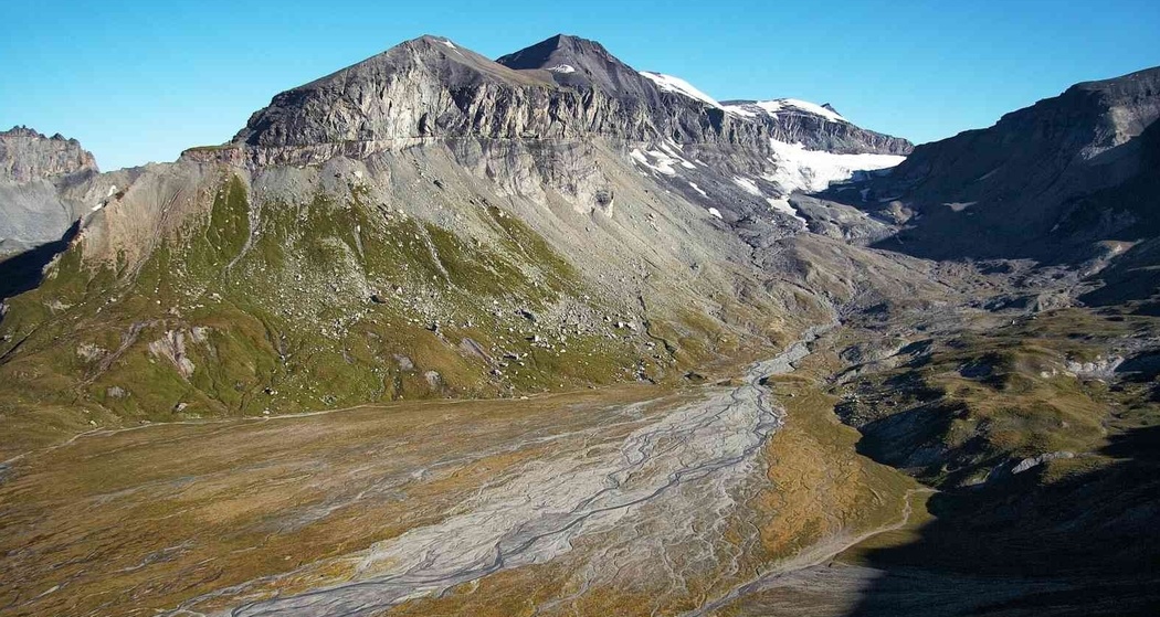 Unterer Segnesboden mit oberen Segnesboden im Hintergrund des Bildes