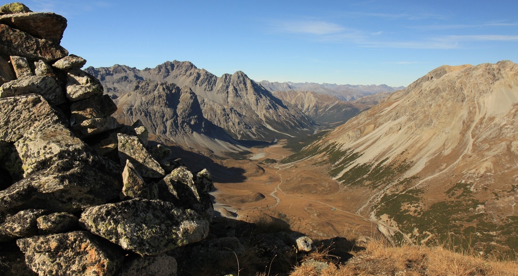 Blick vom Piz Praveder ins Val Mora