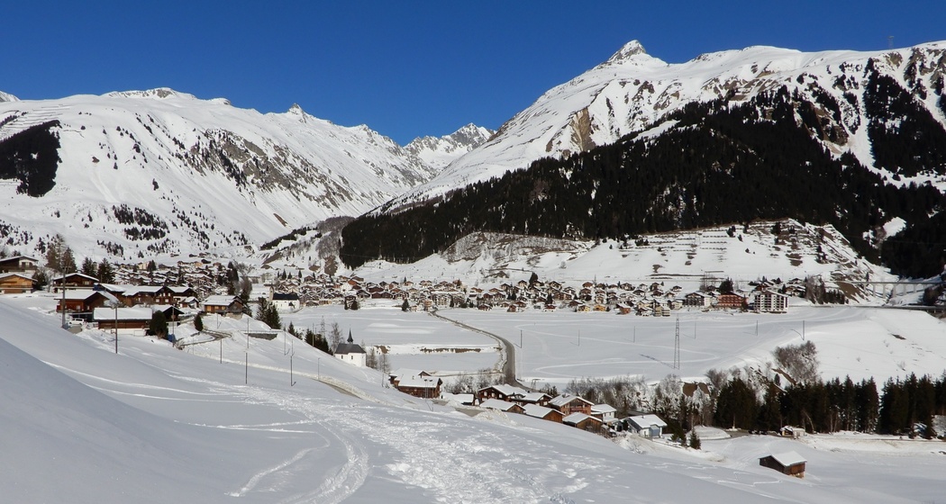 Surrein mit Blick auf Sedrun