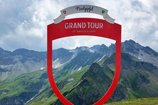 Fotospotstelle der Grand Tour of Switzerland mit Blick auf den Gipfel des Pizol