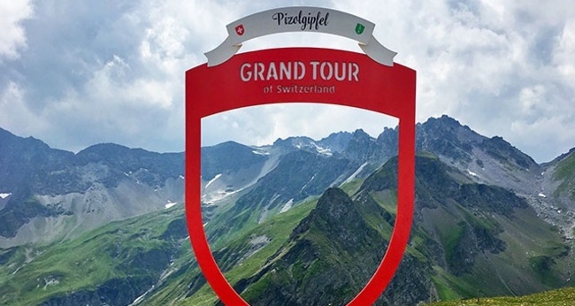 Fotospotstelle der Grand Tour of Switzerland mit Blick auf den Gipfel des Pizol