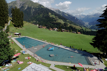 Schwimmbad aus der Vogelperspektive © Marco Schnell, suissedrohne.ch