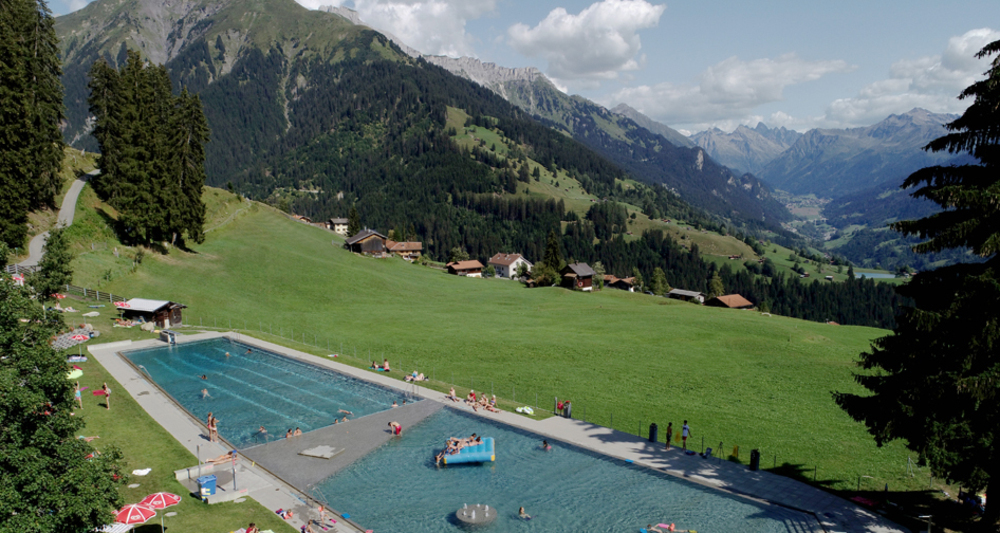 Schwimmbad aus der Vogelperspektive © Marco Schnell, suissedrohne.ch