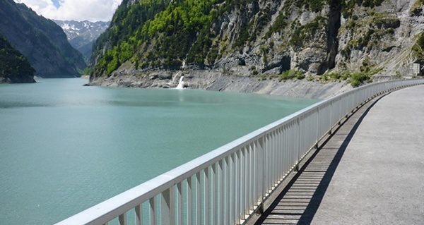 Auf der Staumauer am Gigerwaldsee