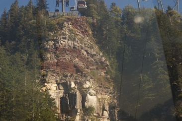 Spektakuläre rote Schiefer und helle Sandsteinschichten wechseln sich ab