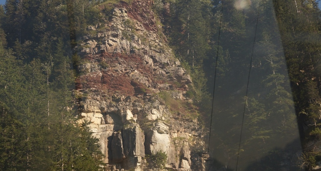 Spektakuläre rote Schiefer und helle Sandsteinschichten wechseln sich ab