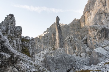 Schijenzan mit Schijenwand im Hintergrund