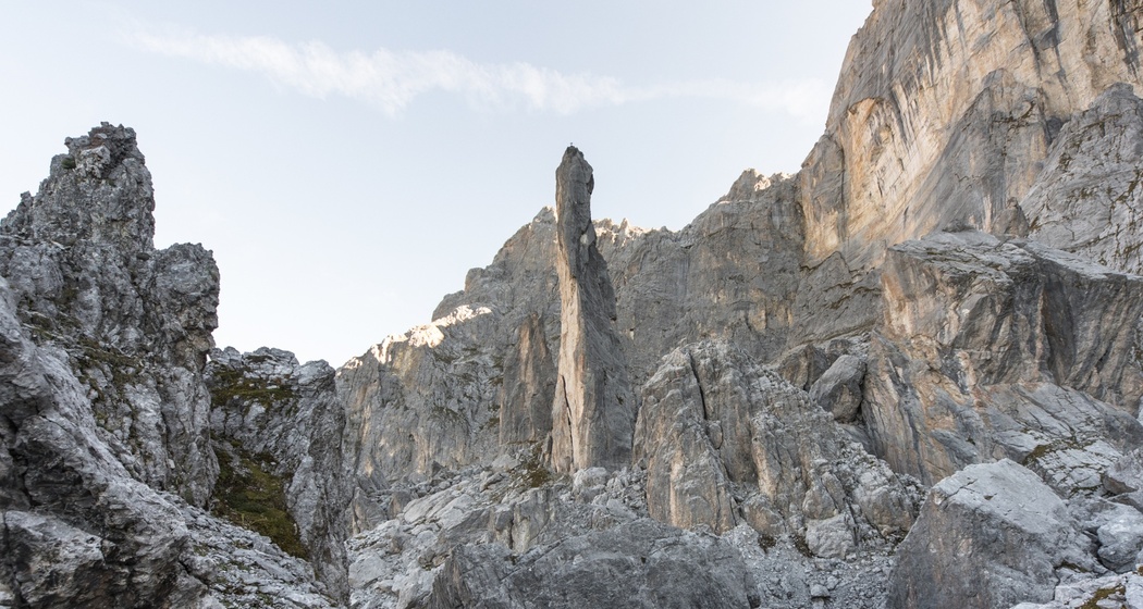 Schijenzan mit Schijenwand im Hintergrund