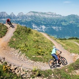 Abfahrt mit gigantischer Bergkulisse