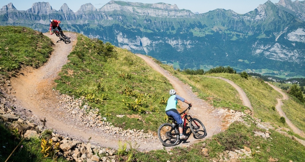 Abfahrt mit gigantischer Bergkulisse
