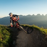 Descente avec une gigantesque montagne en toile de fond