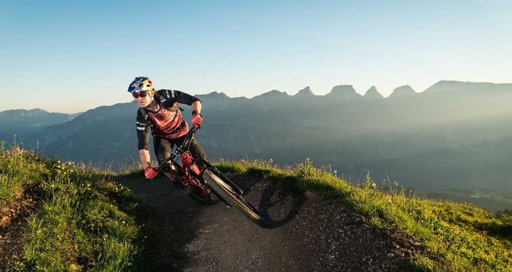 Abfahrt mit gigantischer Bergkulisse
