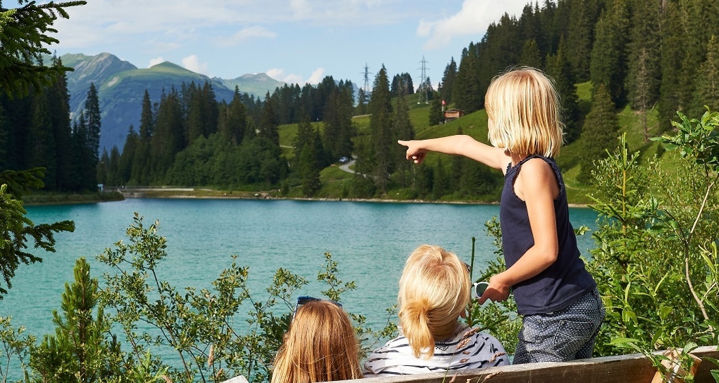 Familie beim Stausee
