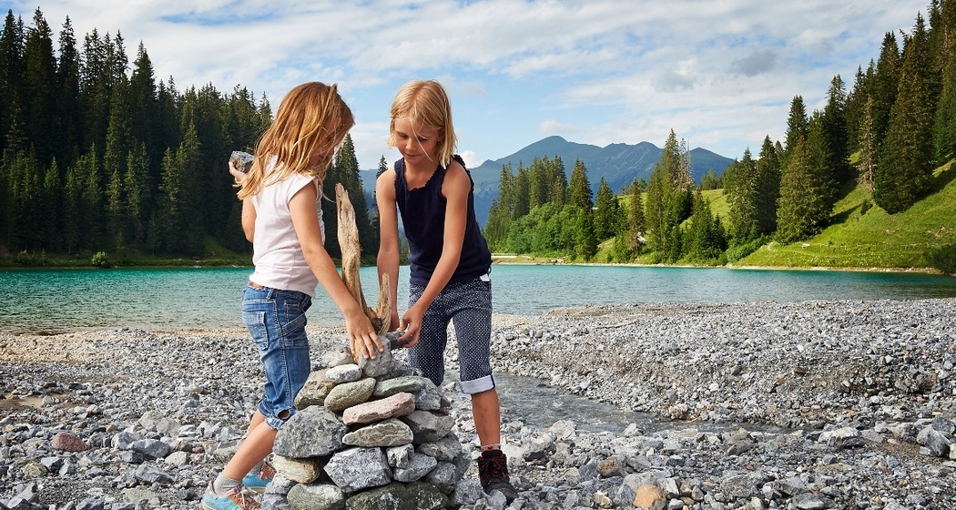 Familie beim Stausee