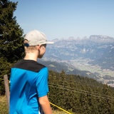 Entlang des Heidipfads erwartet die Wanderer eine Weitsicht auf das gegenüberliegende Bergpanorama.